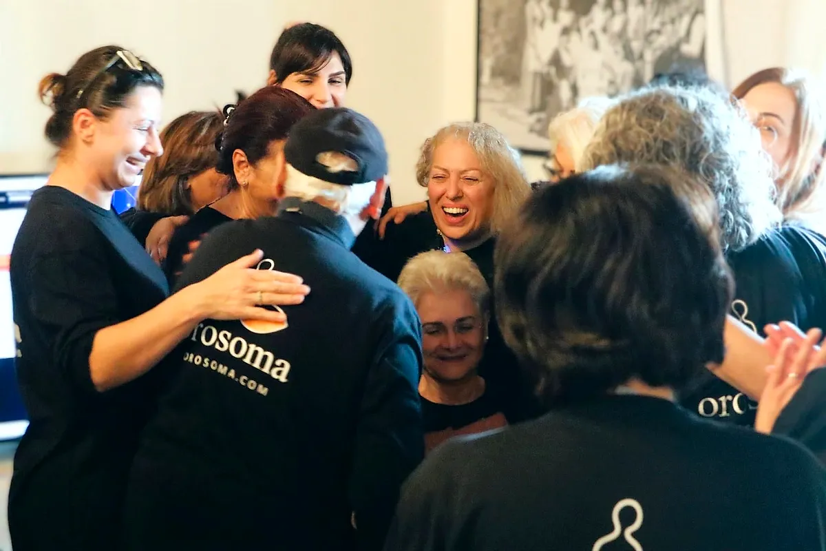 Η ομάδα αγκαλιάζεται